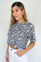 Cargar imagen en el visor de la galería, Blusa estampada cebra manga corta
