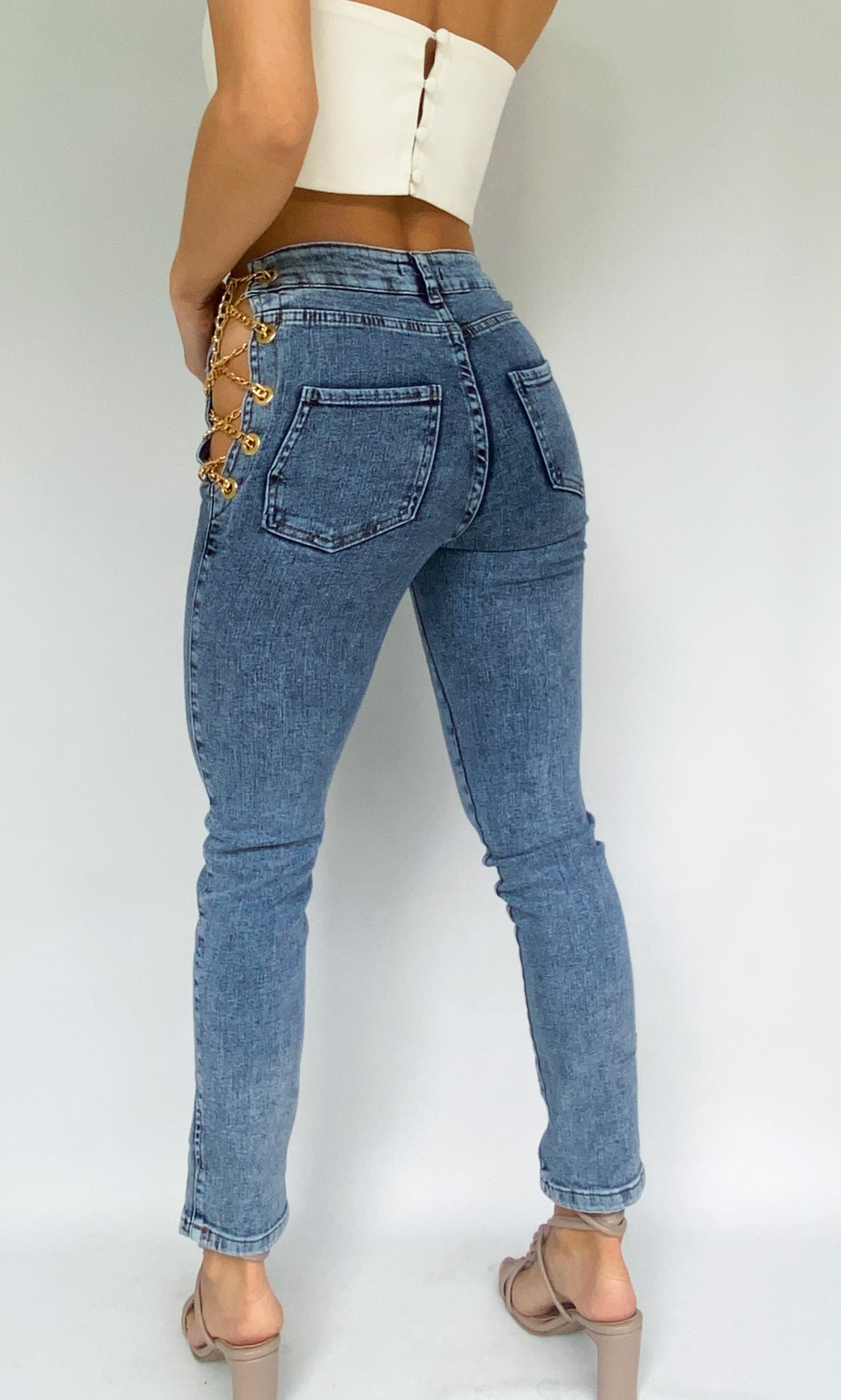 Jean con cadena a los lados